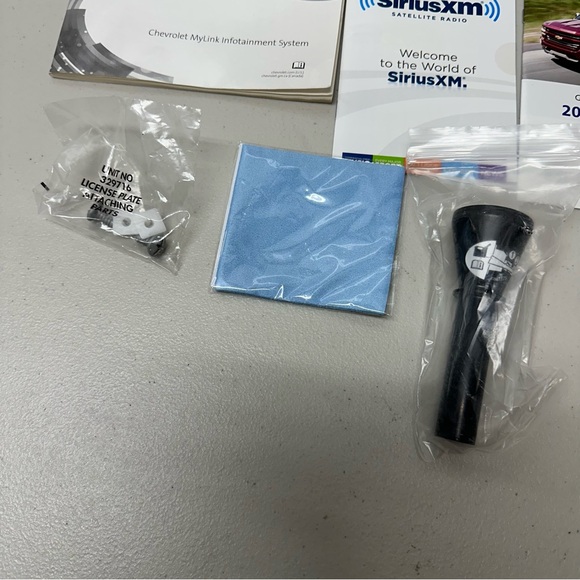 2017 Chevrolet Silverado 1500 2500 3500 Owners Manual Set w/ MyLink - Picture 4 of 5